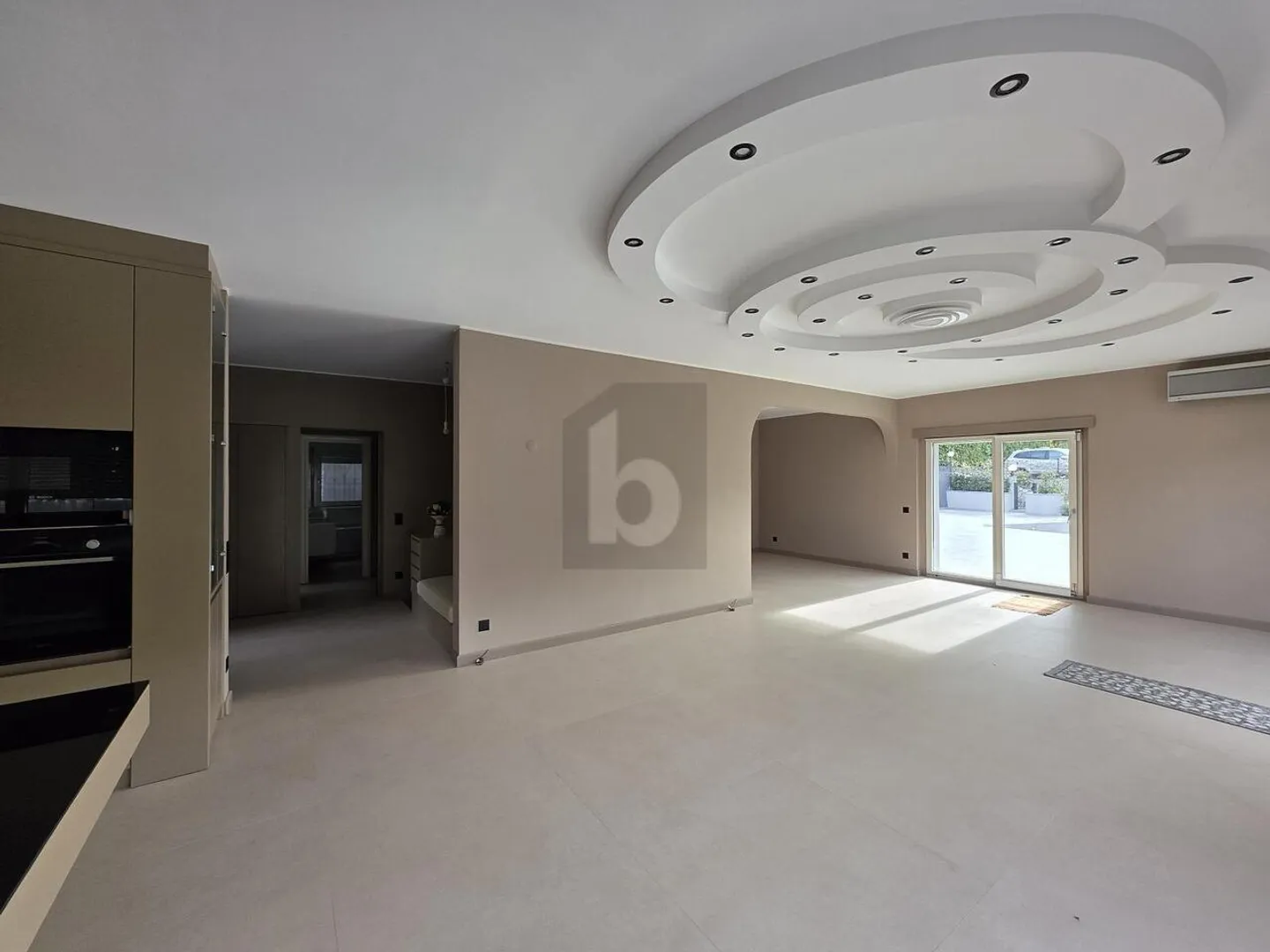 Elegante Villa mit Pool und Seeblick - Foto 1 von 6