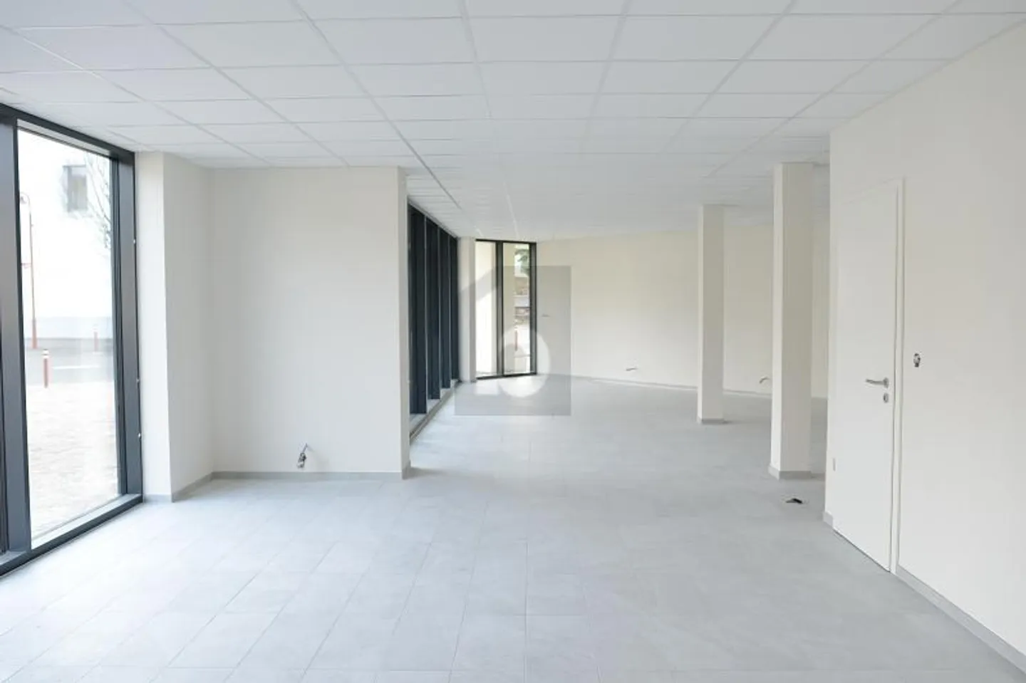 SUPERFICIE LUMINOSA E MODERNA - Foto 2 di 6