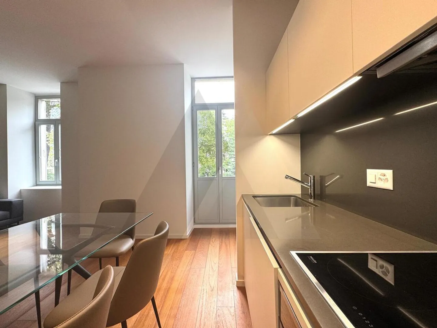 LUGANO CENTRO - 2,5 LOCALI RISTRUTTURATI IN PALAZZO STORICO - Foto 3 di 10
