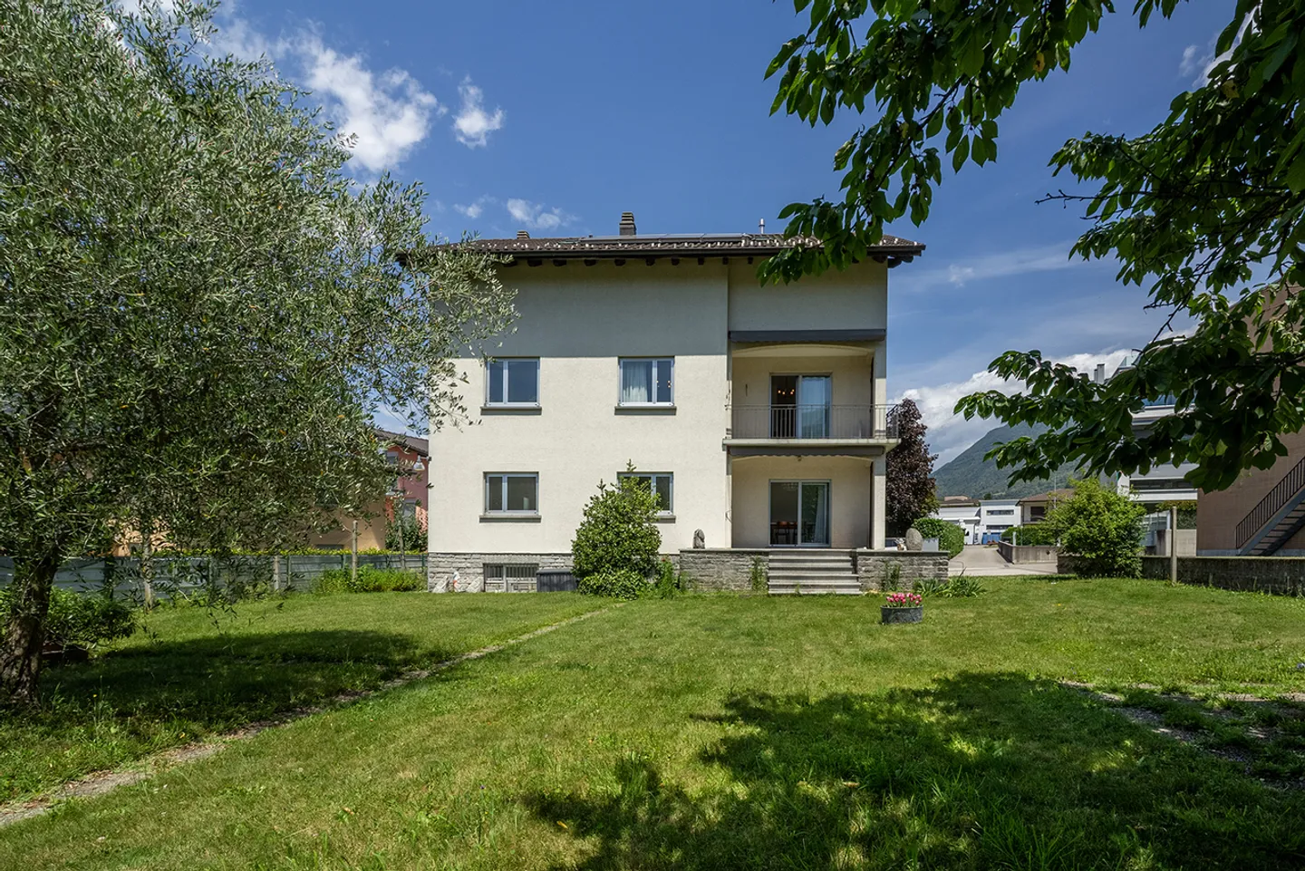 Maison jumelée spacieuse avec grand jardin dans un emplacement privilégié - Photo 1 sur 7