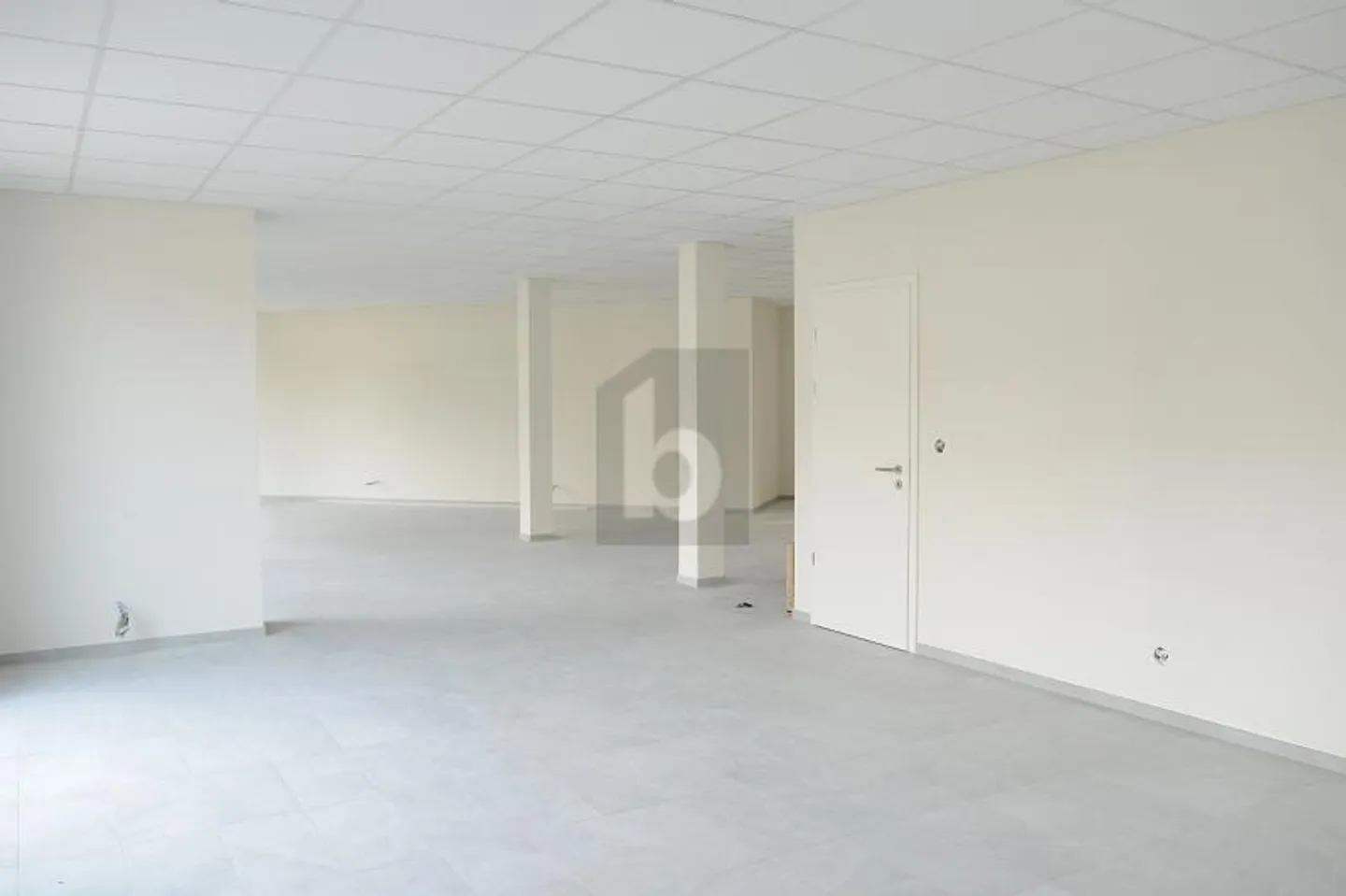 SUPERFICIE LUMINOSA E MODERNA - Foto 4 di 6