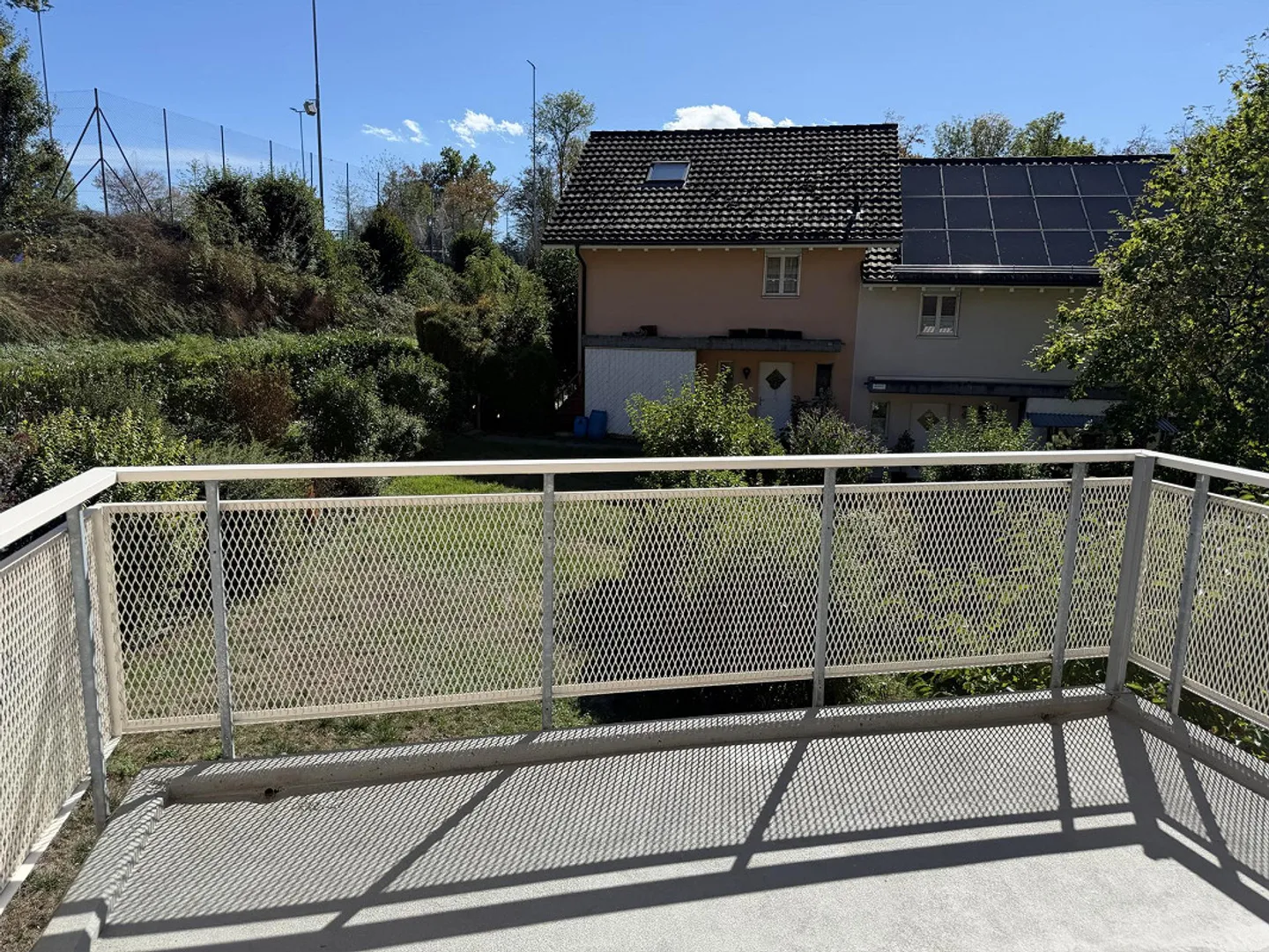 Ampio appartamento di 3,5 locali con balcone e accesso diretto a un'area giardino - Foto 4 di 12