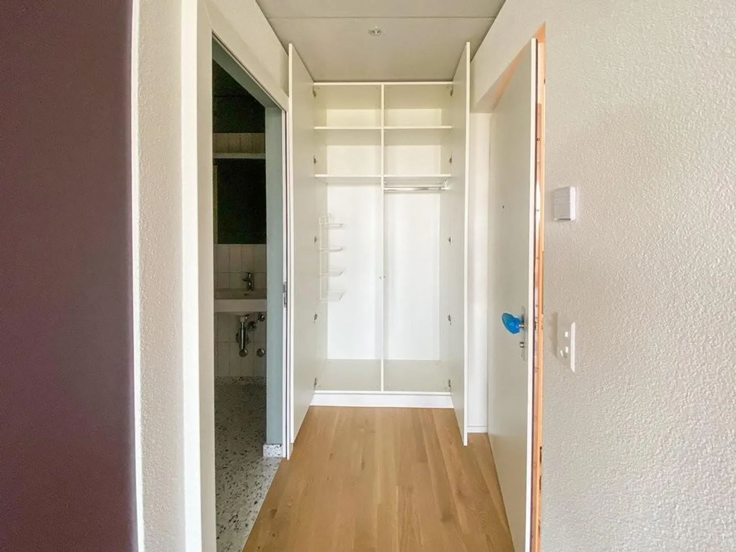 Au-dessus des nuages - Appartement moderne de 1,5 pièce au 13ème étage ! - Photo 2 sur 4
