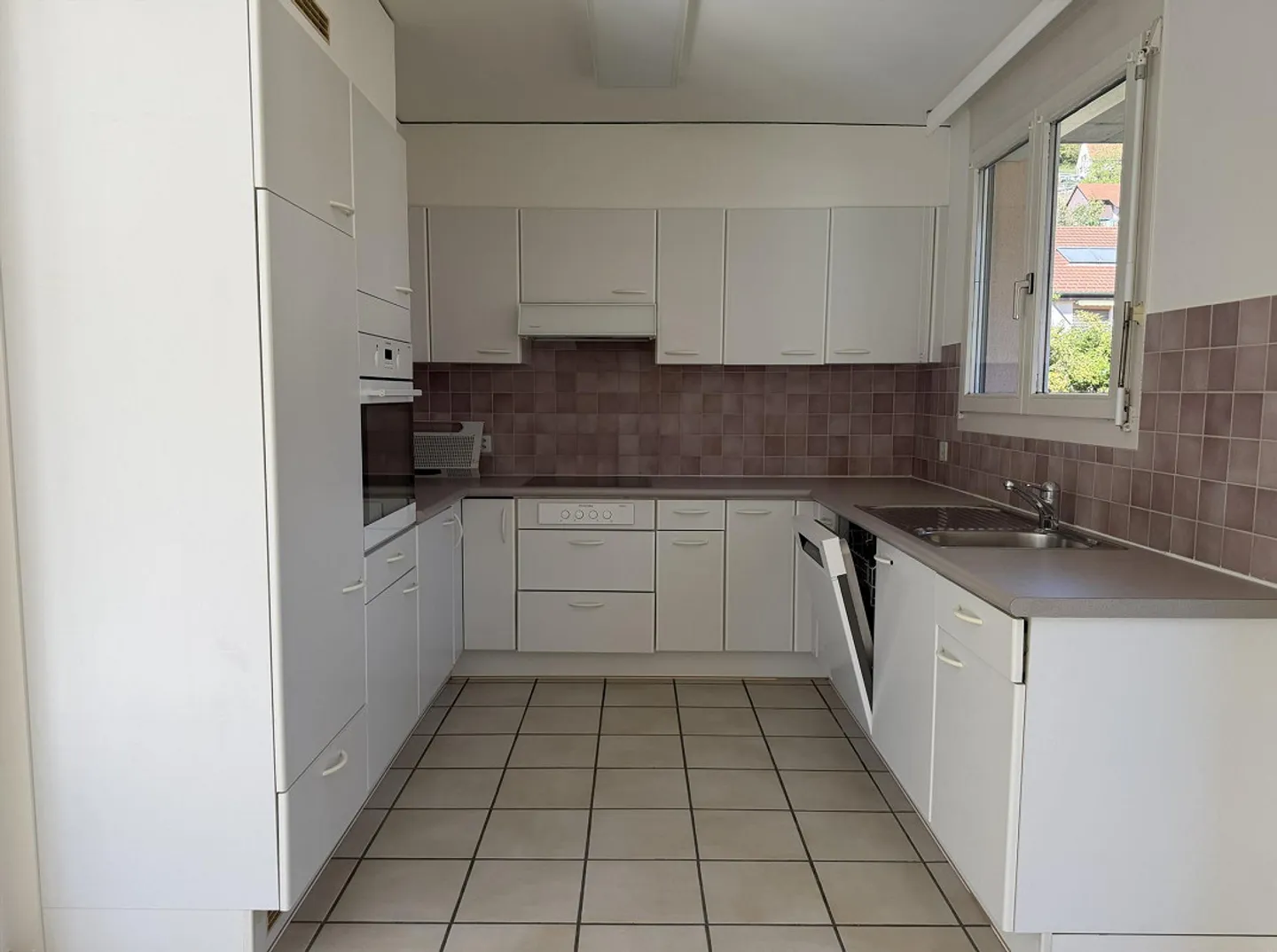 Ampio appartamento di 3,5 locali con balcone e accesso diretto a un'area giardino - Foto 7 di 12