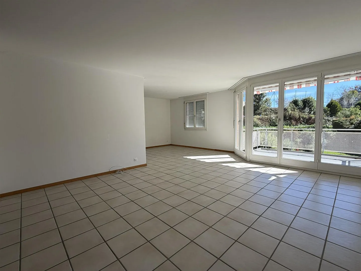 Ampio appartamento di 3,5 locali con balcone e accesso diretto a un'area giardino - Foto 5 di 12