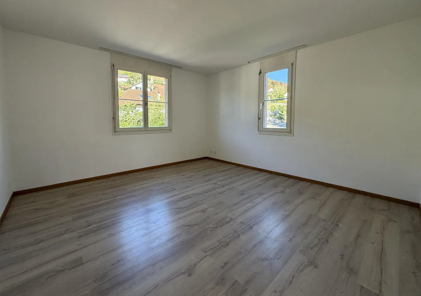 Ampio appartamento di 3,5 locali con balcone e accesso diretto a un'area giardino - Foto 8 di 12