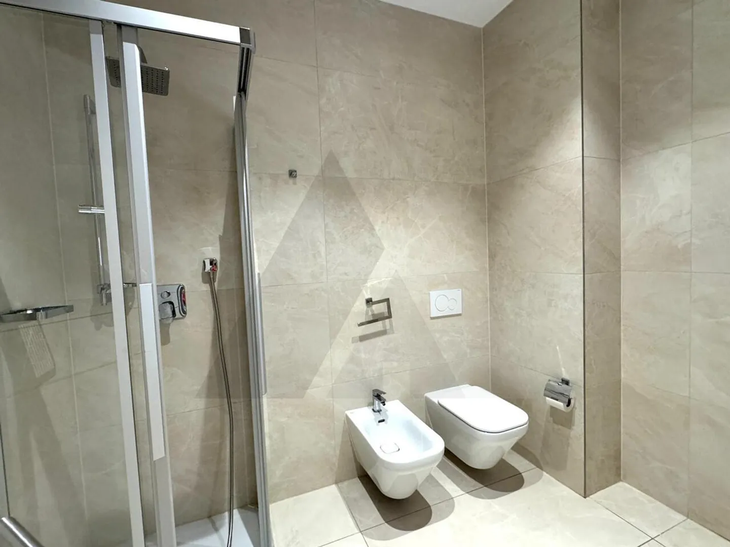LUGANO CENTRO - 2,5 LOCALI RISTRUTTURATI IN PALAZZO STORICO - Foto 10 di 10