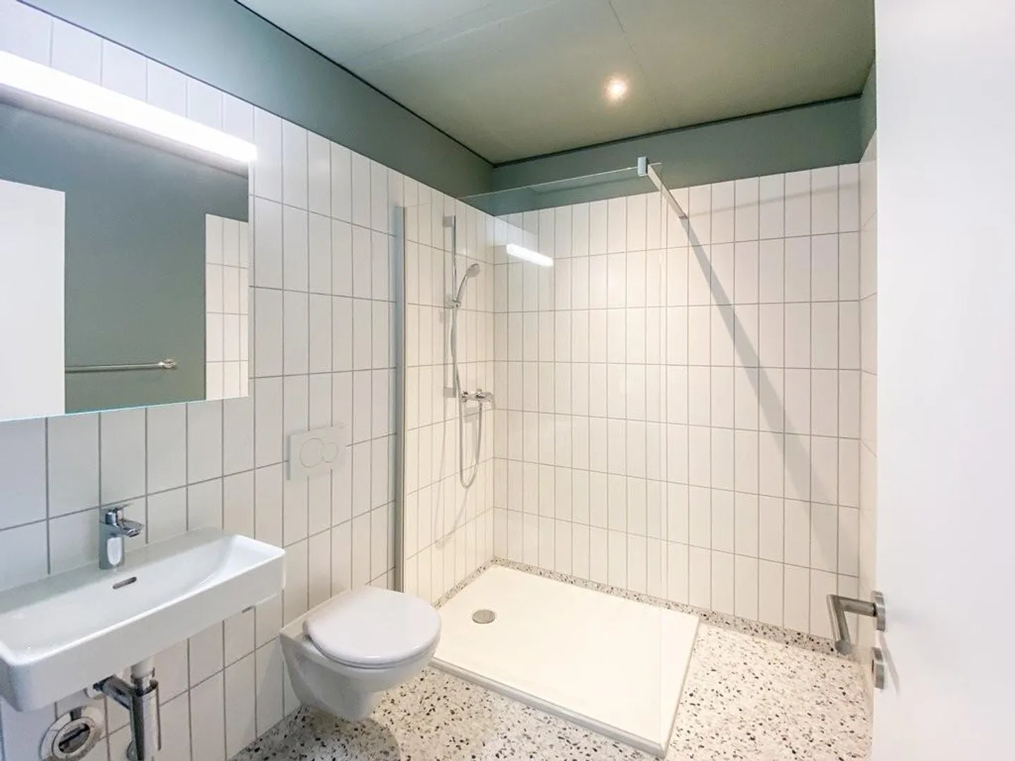 Au-dessus des nuages - Appartement moderne de 1,5 pièce au 13ème étage ! - Photo 3 sur 4