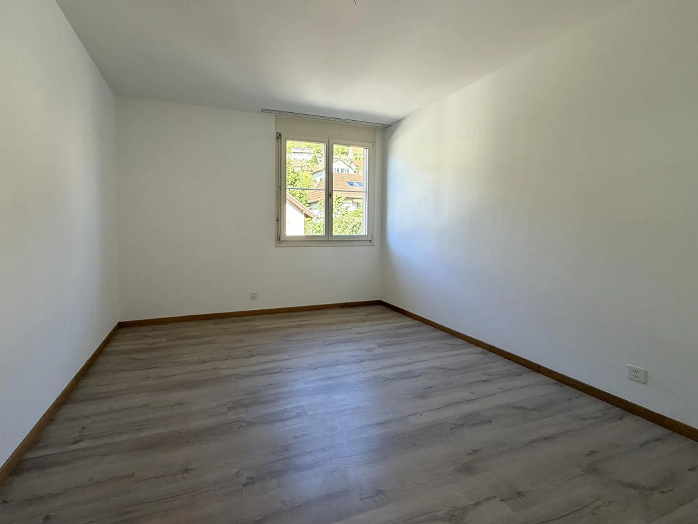 Ampio appartamento di 3,5 locali con balcone e accesso diretto a un'area giardino - Foto 9 di 12