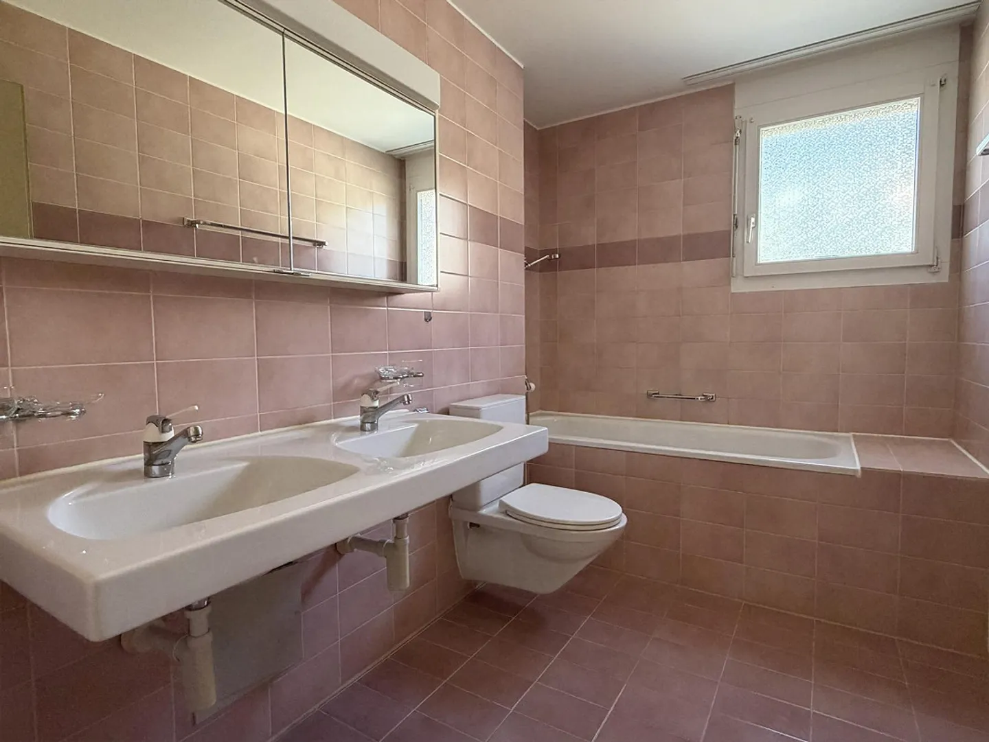 Ampio appartamento di 3,5 locali con balcone e accesso diretto a un'area giardino - Foto 10 di 12