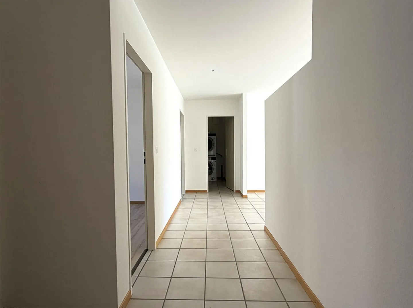 Ampio appartamento di 3,5 locali con balcone e accesso diretto a un'area giardino - Foto 11 di 12