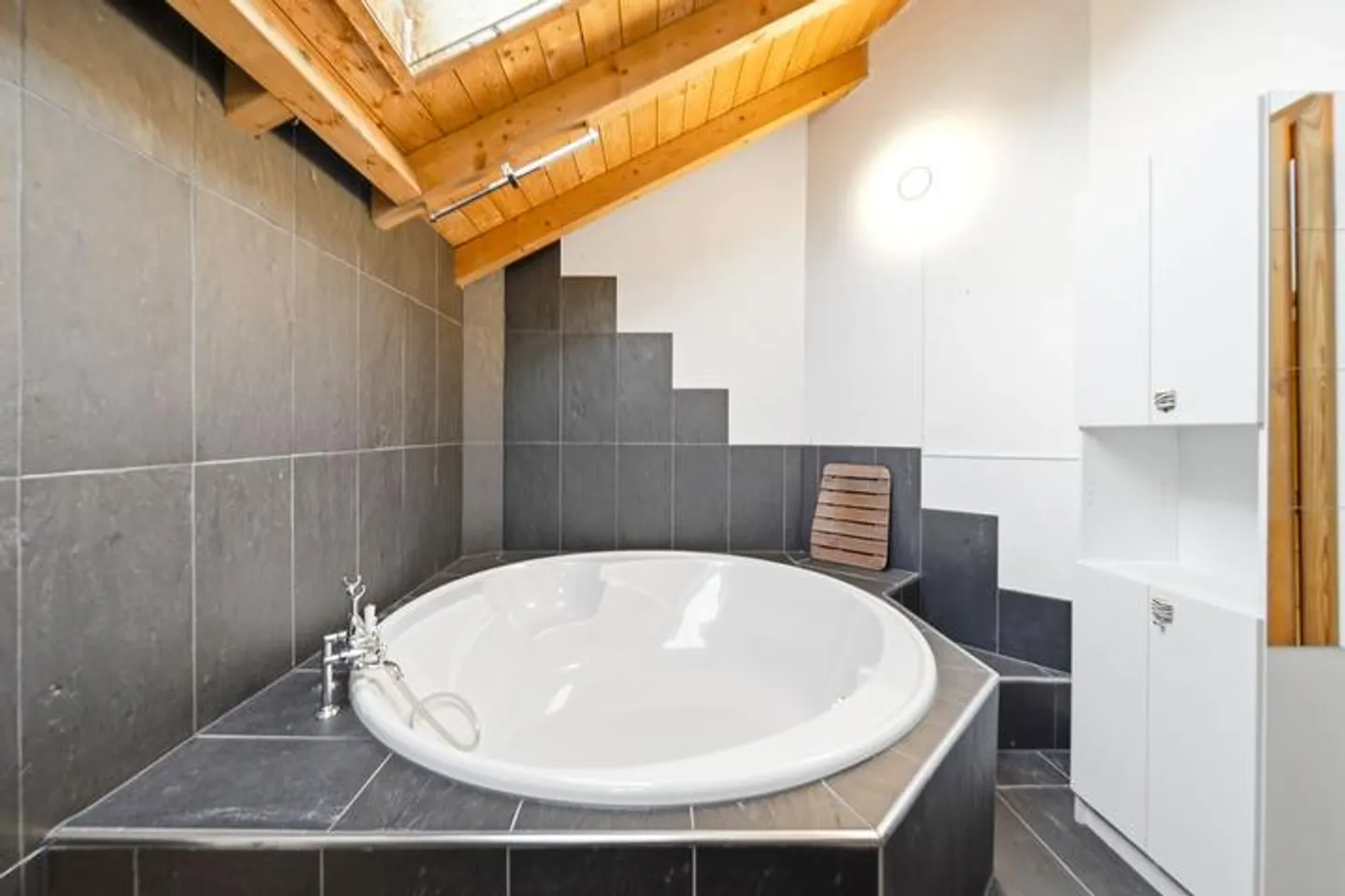 Une touche de Scandinavie dans le canton de Schwytz - Maison de 8,5 pièces - Photo 5 sur 9