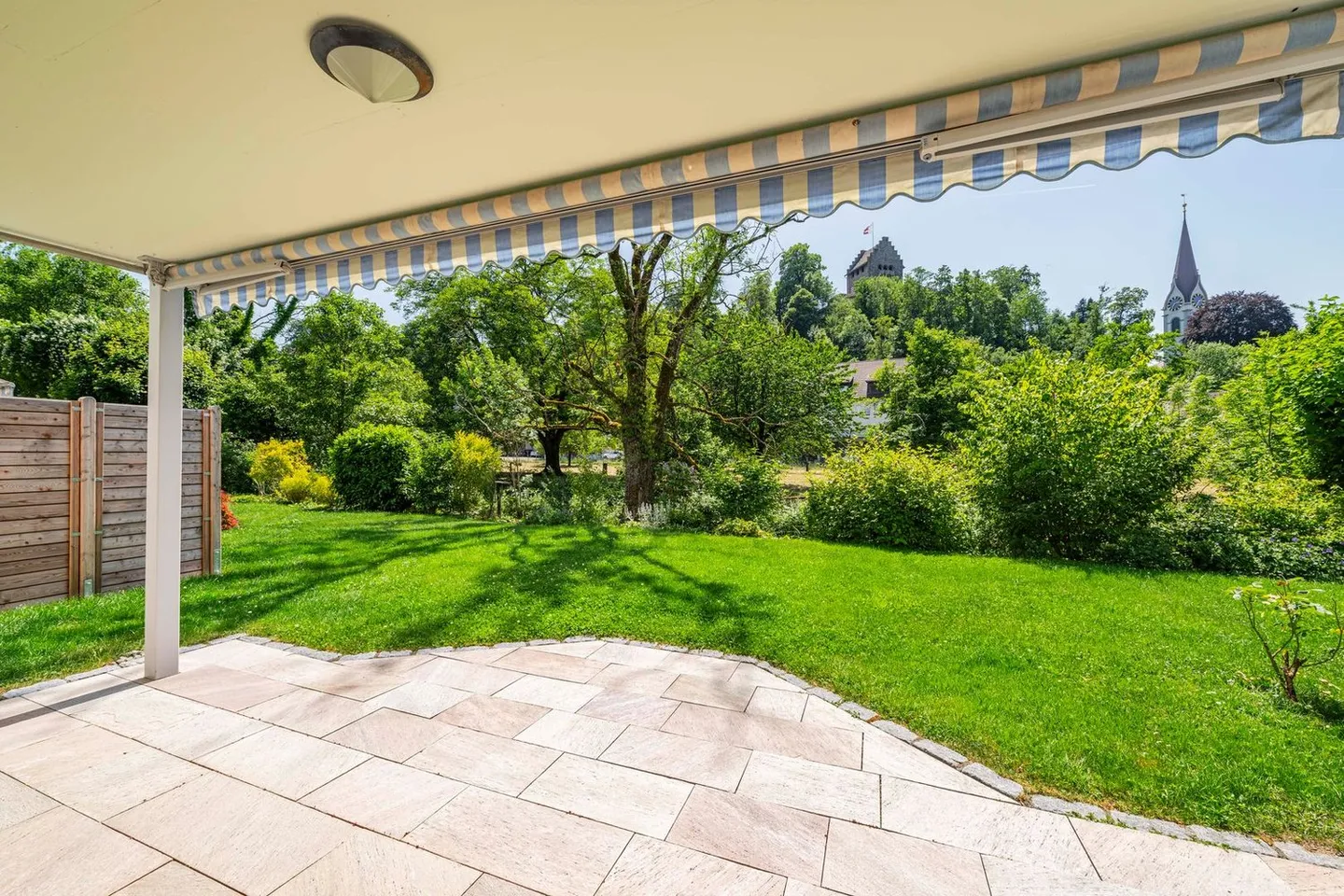Emplacement privilégié à Uster : Appartement de jardin avec vue sur le château - Photo 2 sur 7