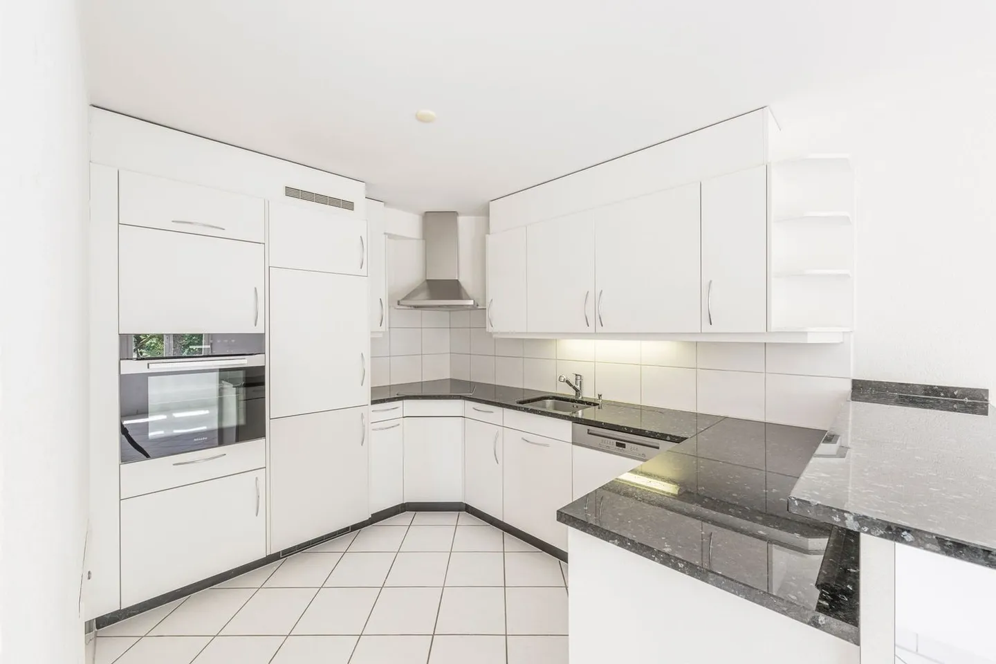 Emplacement privilégié à Uster : Appartement de jardin avec vue sur le château - Photo 4 sur 7