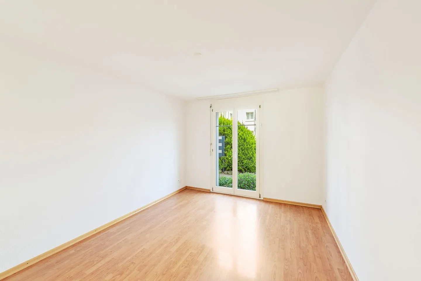 Emplacement privilégié à Uster : Appartement de jardin avec vue sur le château - Photo 6 sur 7