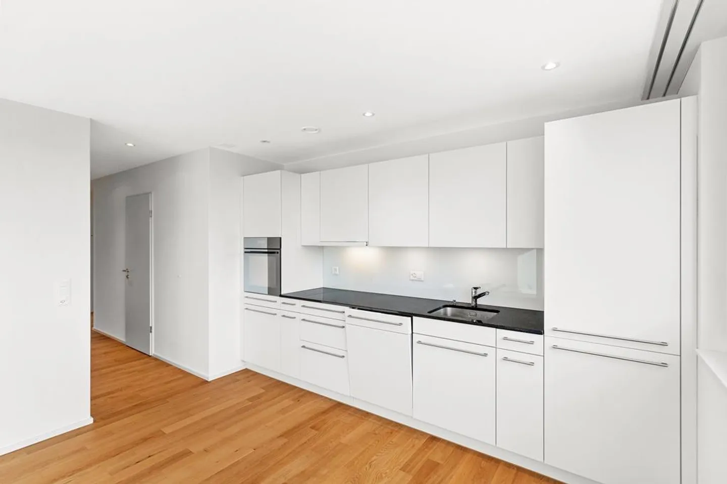 Attractive 2.5-room apartment by the Rhine - Photo 3 of 10