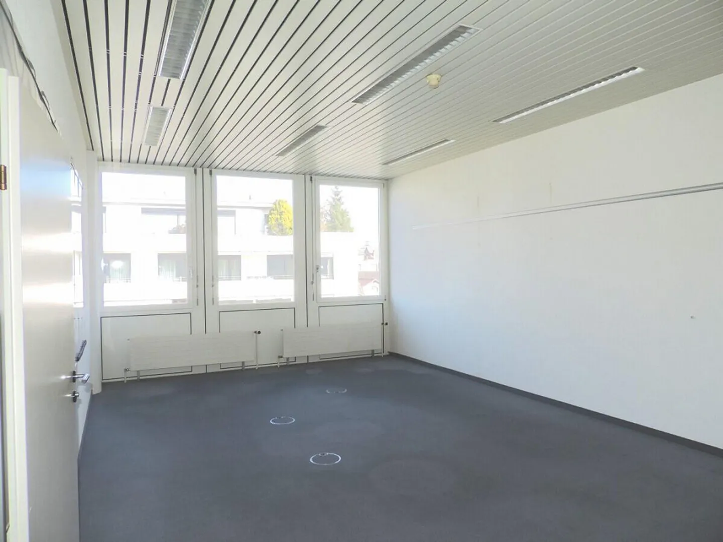 Attractive office and commercial spaces with optimal connections - Photo 2 of 8