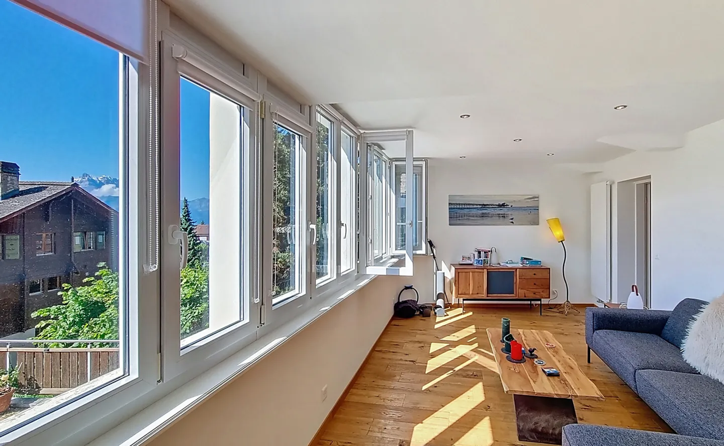 Charmante Wohnung im Stadtzentrum 3.5 p. vollständig renoviert, mit Aussicht! - Foto 3 von 13