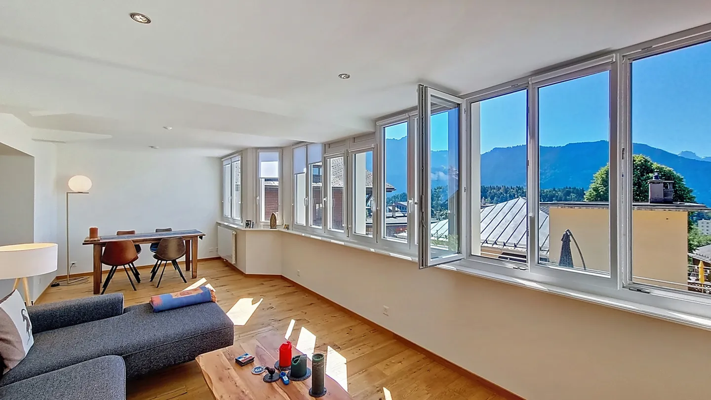 Charmante Wohnung im Stadtzentrum 3.5 p. vollständig renoviert, mit Aussicht! - Foto 1 von 13