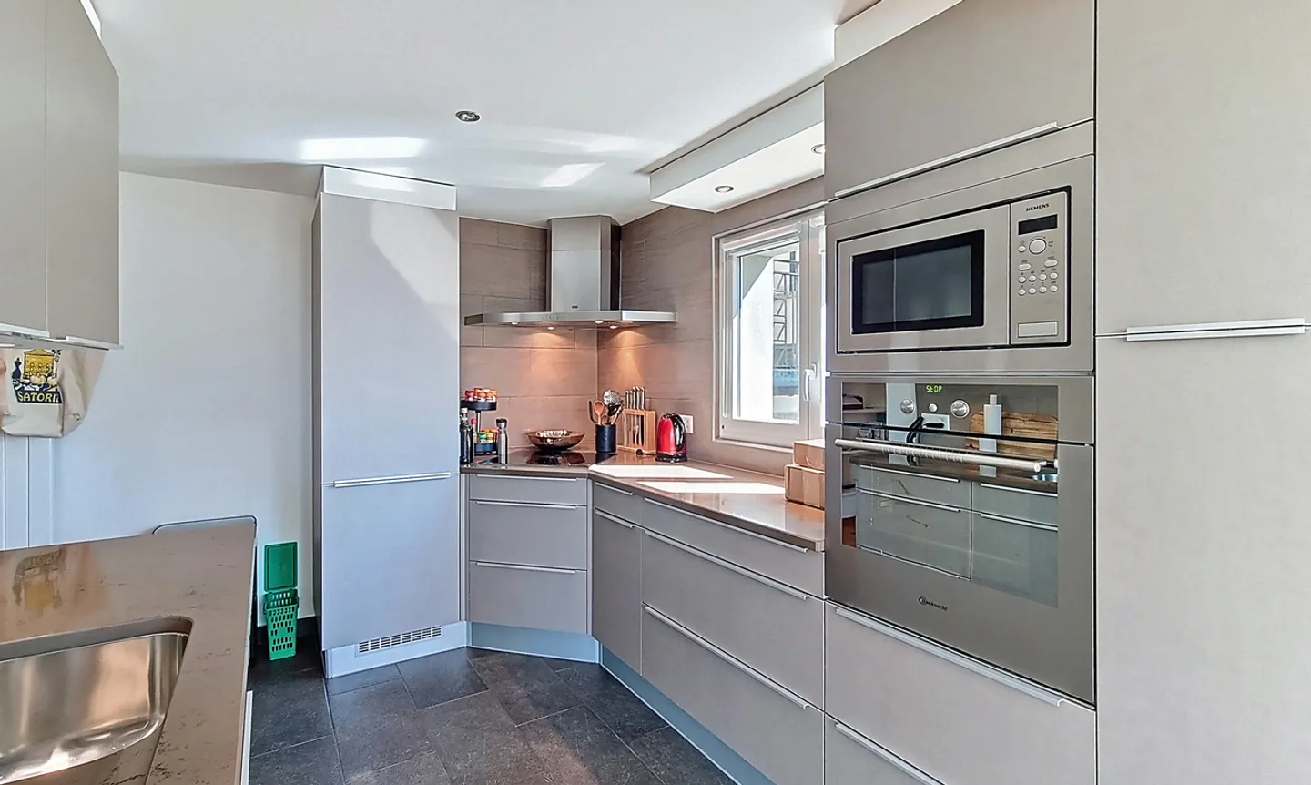 Charmante Wohnung im Stadtzentrum 3.5 p. vollständig renoviert, mit Aussicht! - Foto 5 von 13