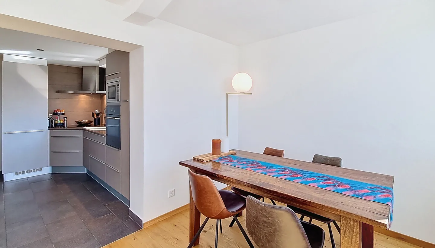 Charmante Wohnung im Stadtzentrum 3.5 p. vollständig renoviert, mit Aussicht! - Foto 6 von 13