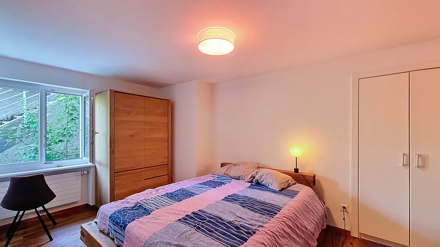 Charmante Wohnung im Stadtzentrum 3.5 p. vollständig renoviert, mit Aussicht! - Foto 7 von 13