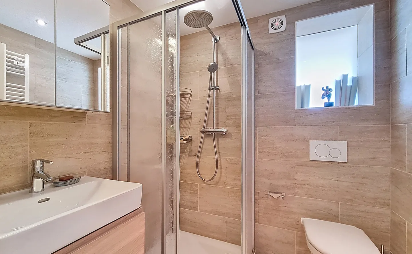 Charmante Wohnung im Stadtzentrum 3.5 p. vollständig renoviert, mit Aussicht! - Foto 10 von 13