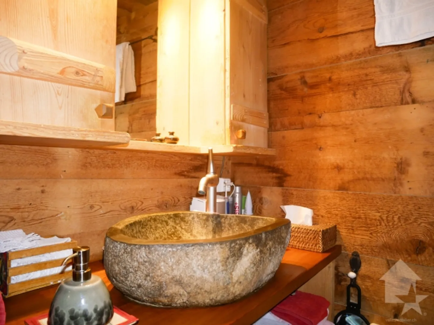 Charming renovated barn with taste in Biolley, stunning view! - Photo 12 of 20