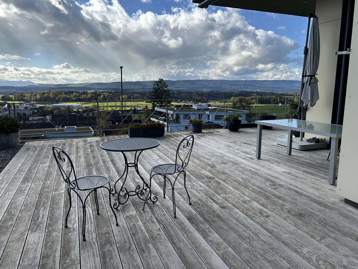 Einmalige Split-Leveldown 4-Zimmerwohnung mit 180°-Top Aussicht + 5... - Foto 1 von 13