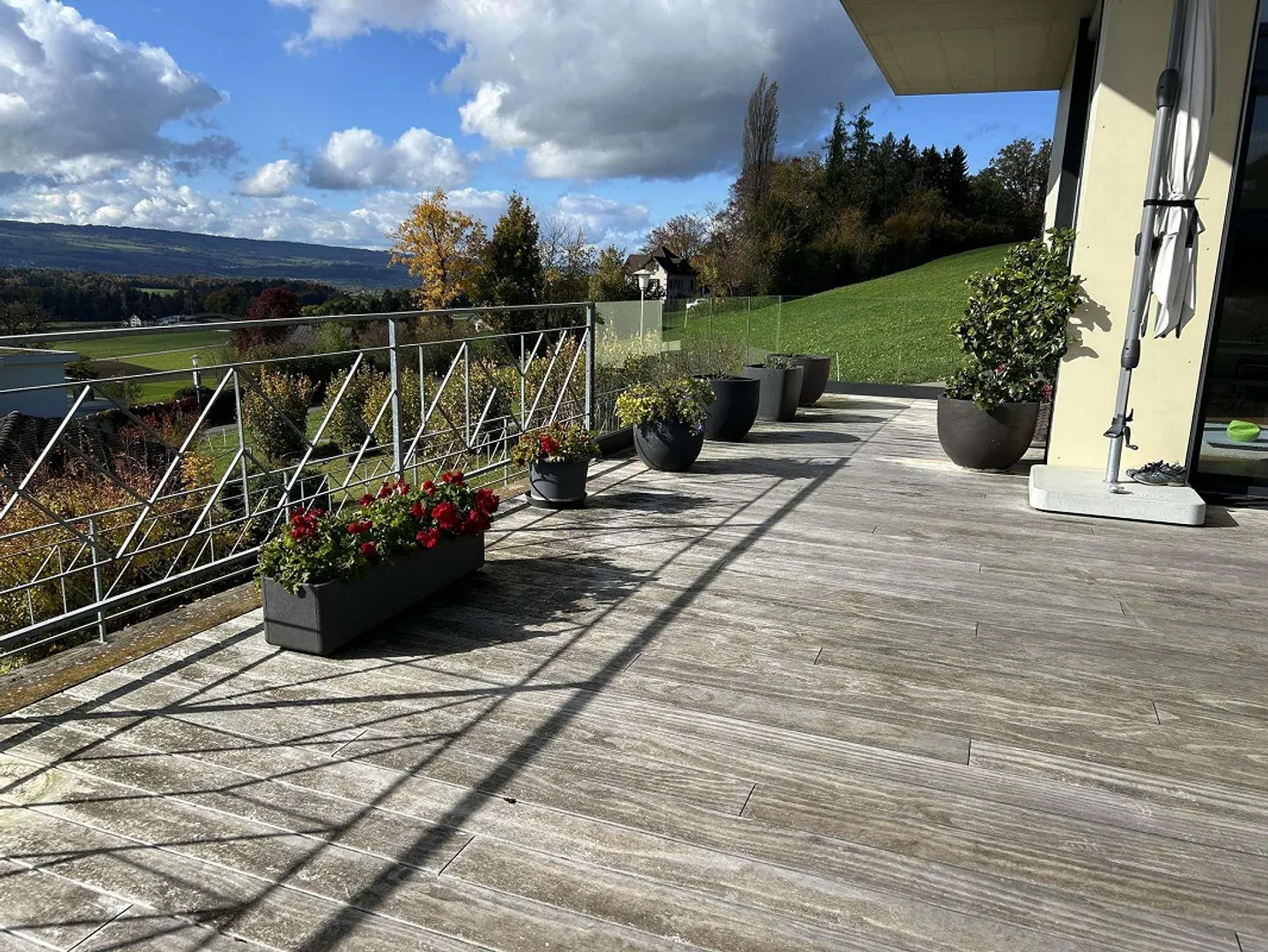 Einmalige Split-Leveldown 4-Zimmerwohnung mit 180°-Top Aussicht + 5... - Foto 2 von 13