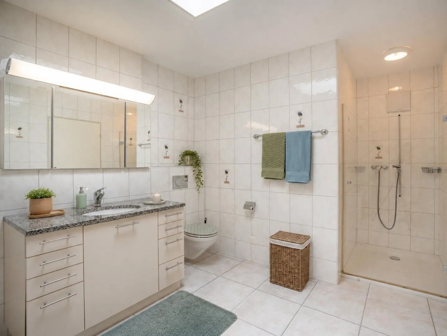 Appartement en attique de 4,5 pièces central avec deux balcons - Photo 4 sur 6