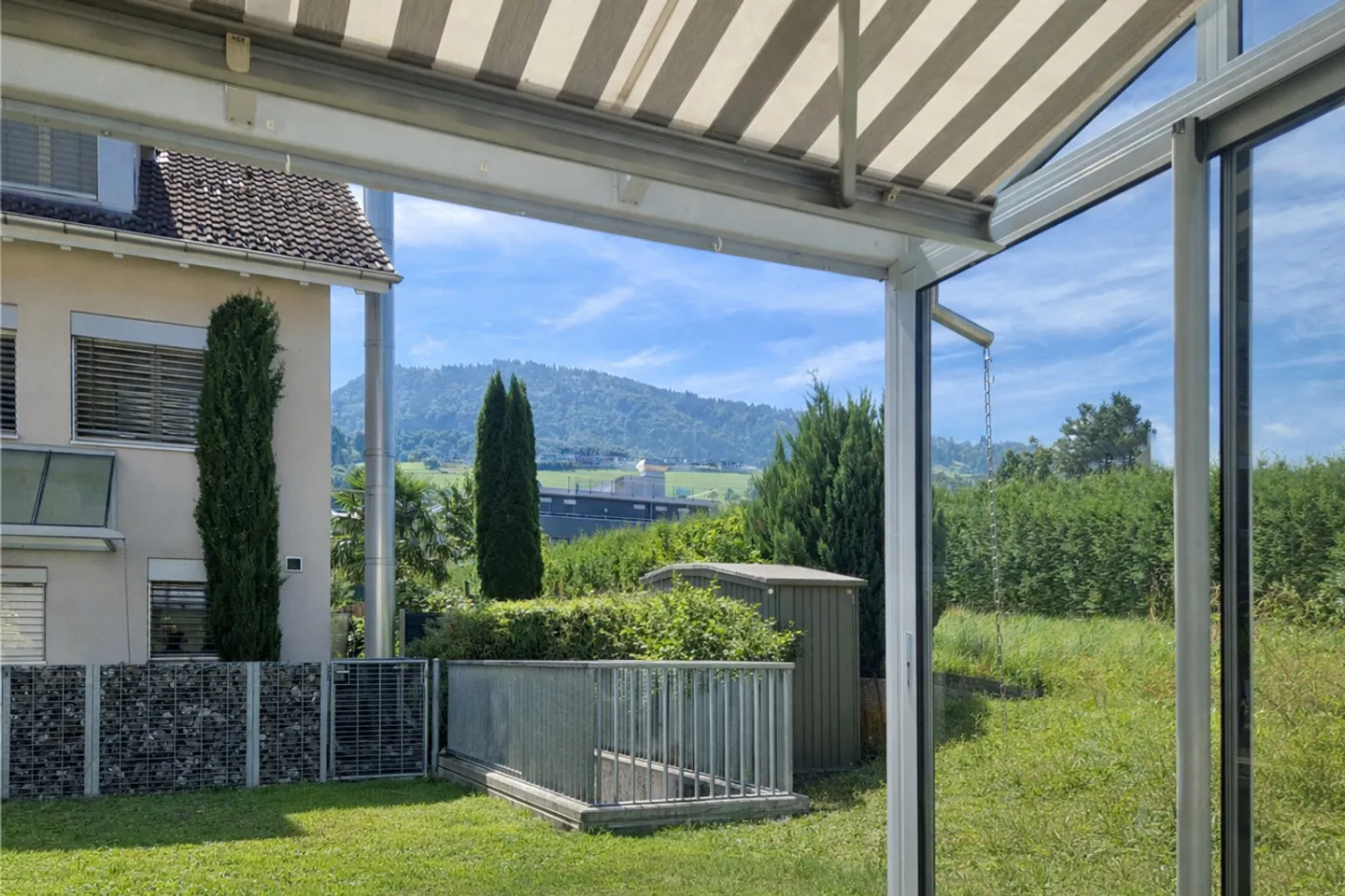 5.5-Room Corner House with Garden and 2 Underground Parking Spaces Included - Photo 2 of 25