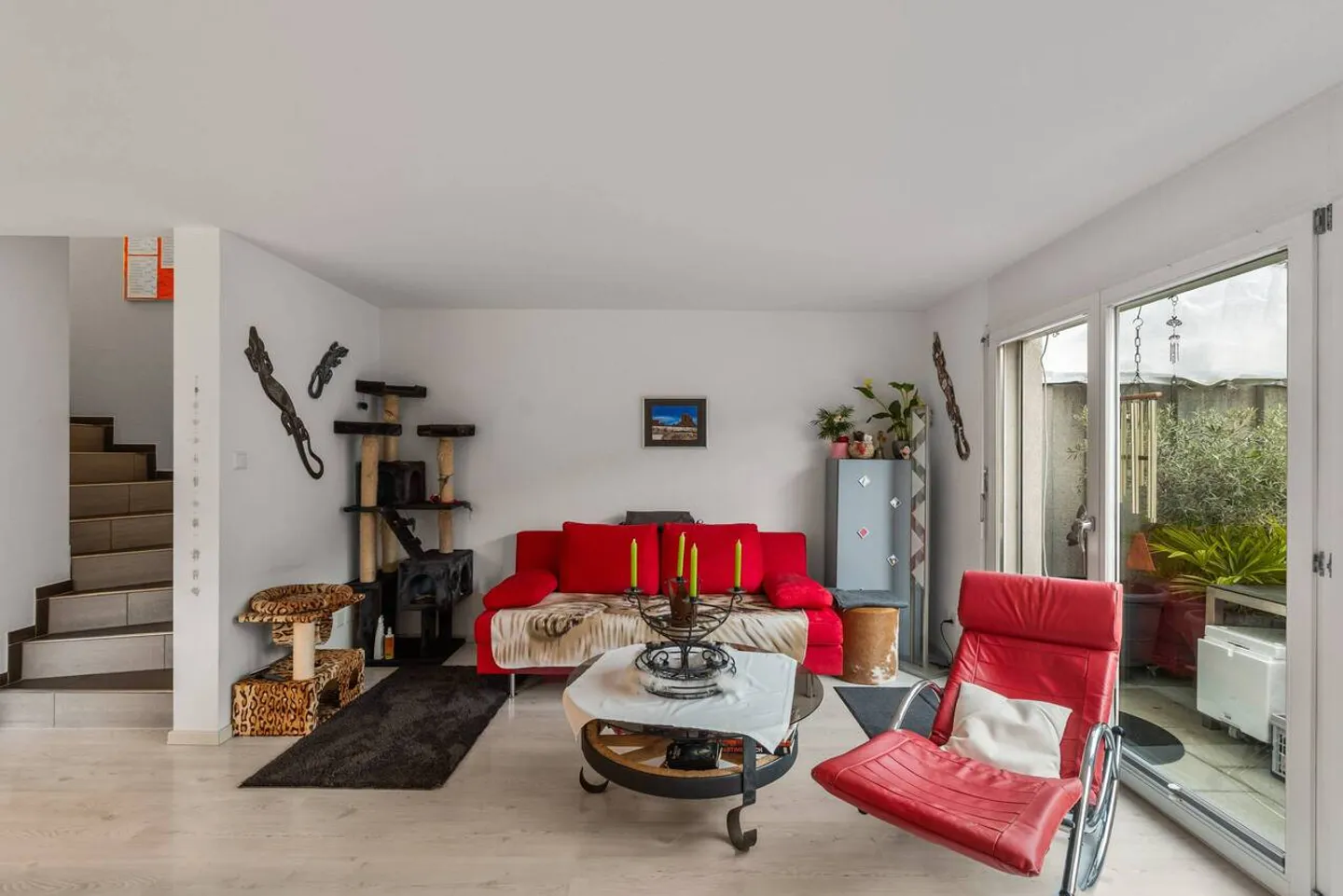 5.5-Room Corner House with Garden and 2 Underground Parking Spaces Included - Photo 3 of 25