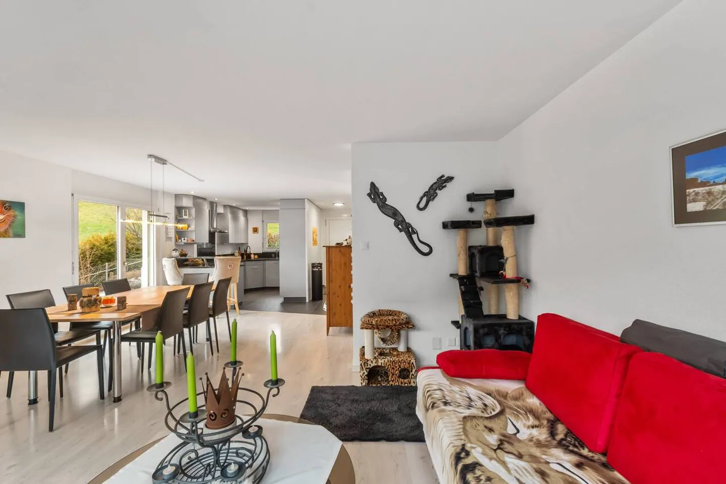 5.5-Room Corner House with Garden and 2 Underground Parking Spaces Included - Photo 4 of 25