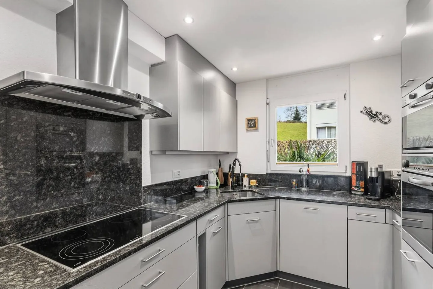 5.5-Room Corner House with Garden and 2 Underground Parking Spaces Included - Photo 7 of 25