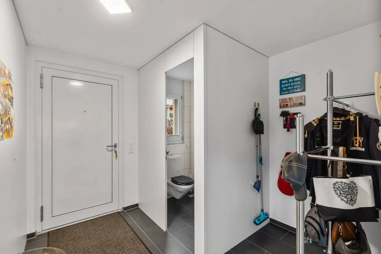 5.5-Room Corner House with Garden and 2 Underground Parking Spaces Included - Photo 8 of 25