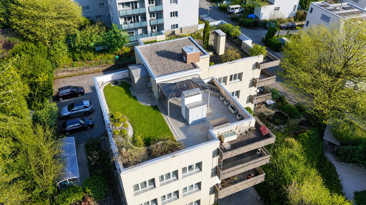 Spacious Penthouse with Rooftop Garden - Photo 2 of 16