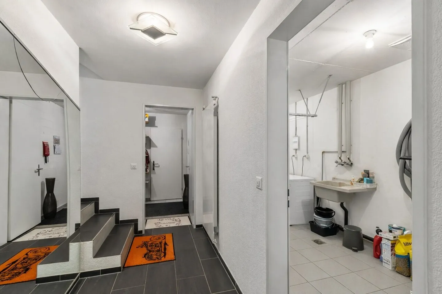5.5-Room Corner House with Garden and 2 Underground Parking Spaces Included - Photo 9 of 25