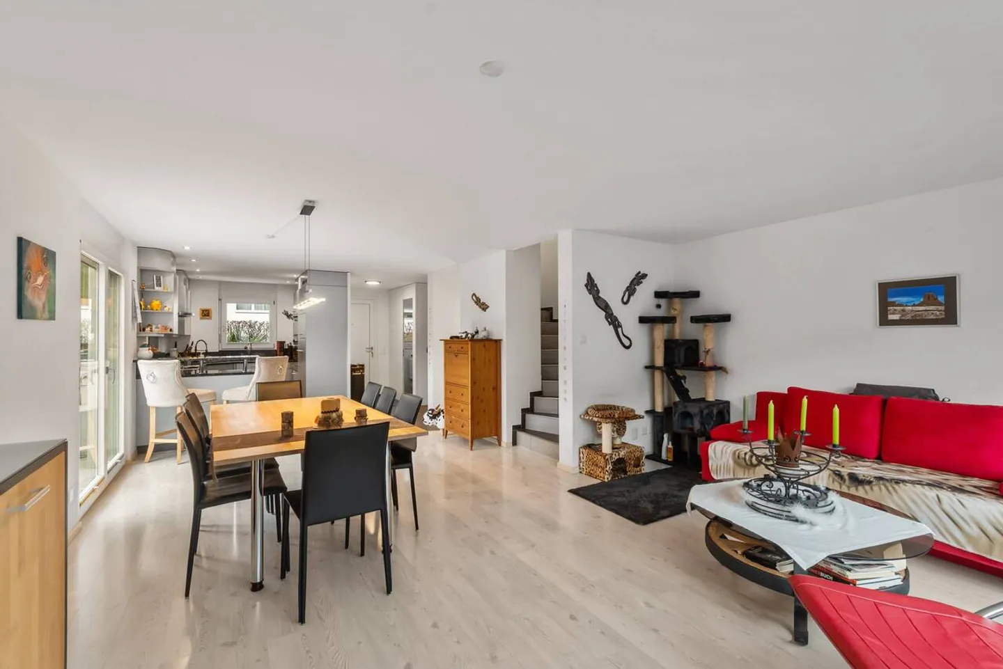5.5-Room Corner House with Garden and 2 Underground Parking Spaces Included - Photo 5 of 25