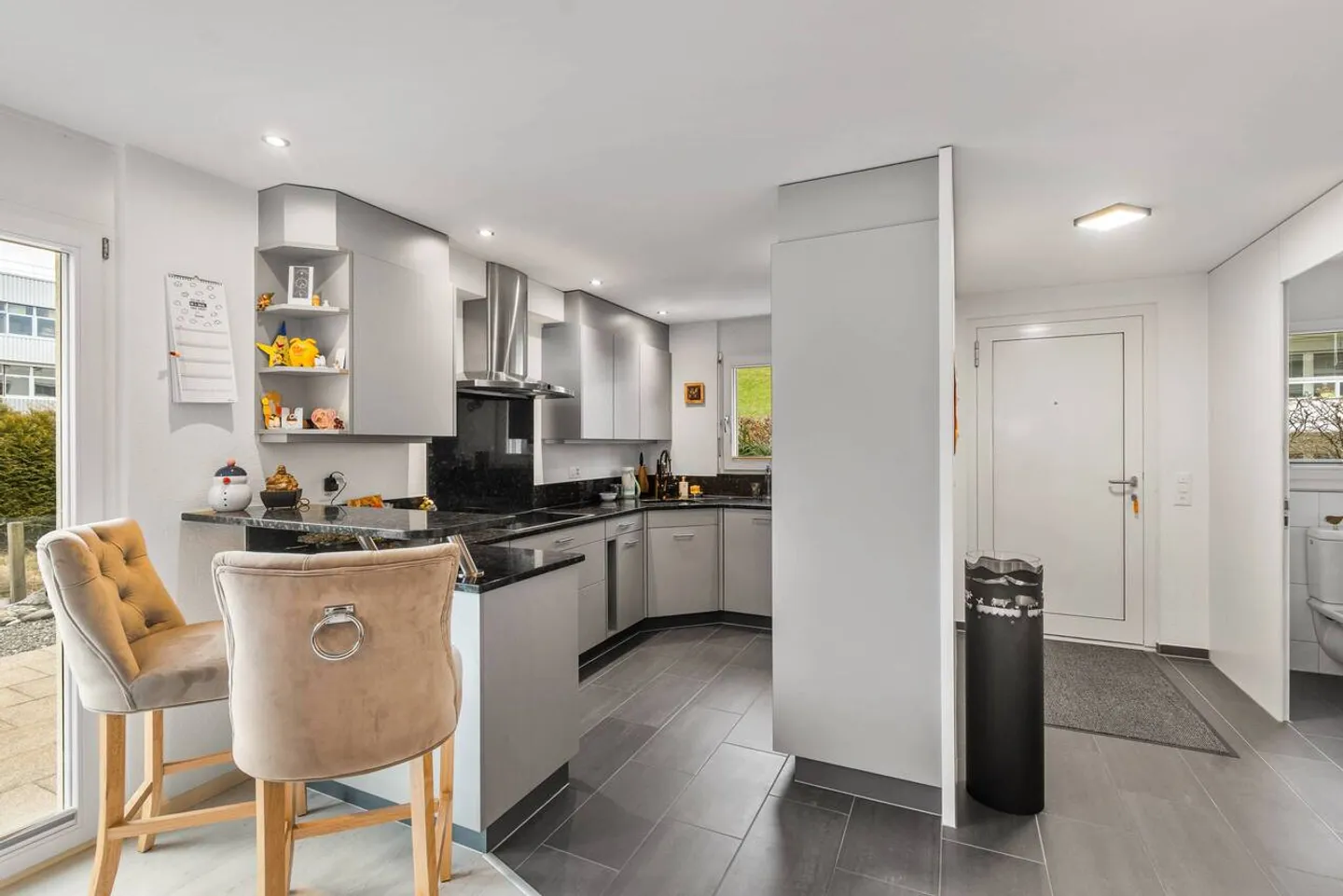 5.5-Room Corner House with Garden and 2 Underground Parking Spaces Included - Photo 6 of 25
