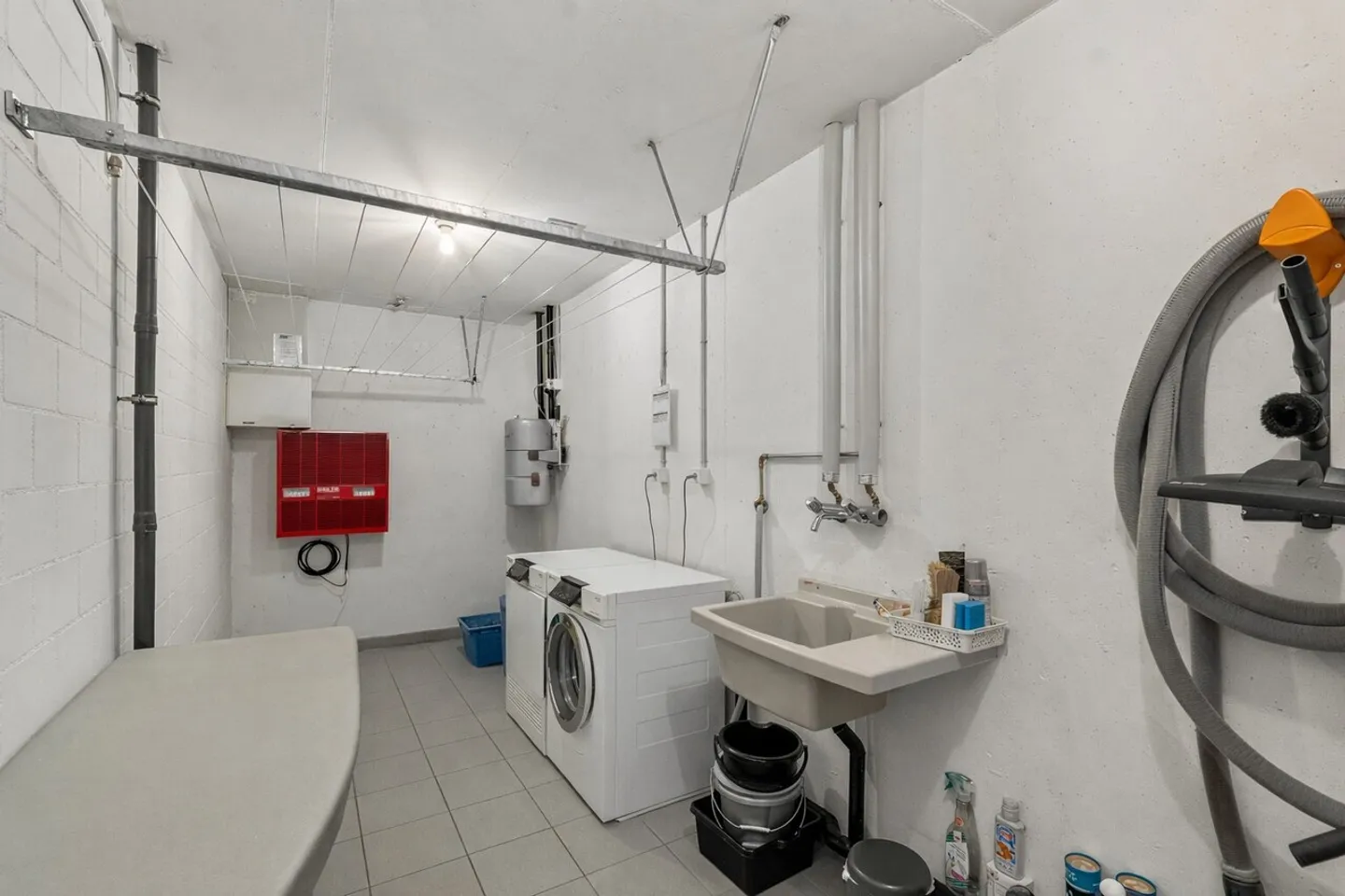 5.5-Room Corner House with Garden and 2 Underground Parking Spaces Included - Photo 10 of 25
