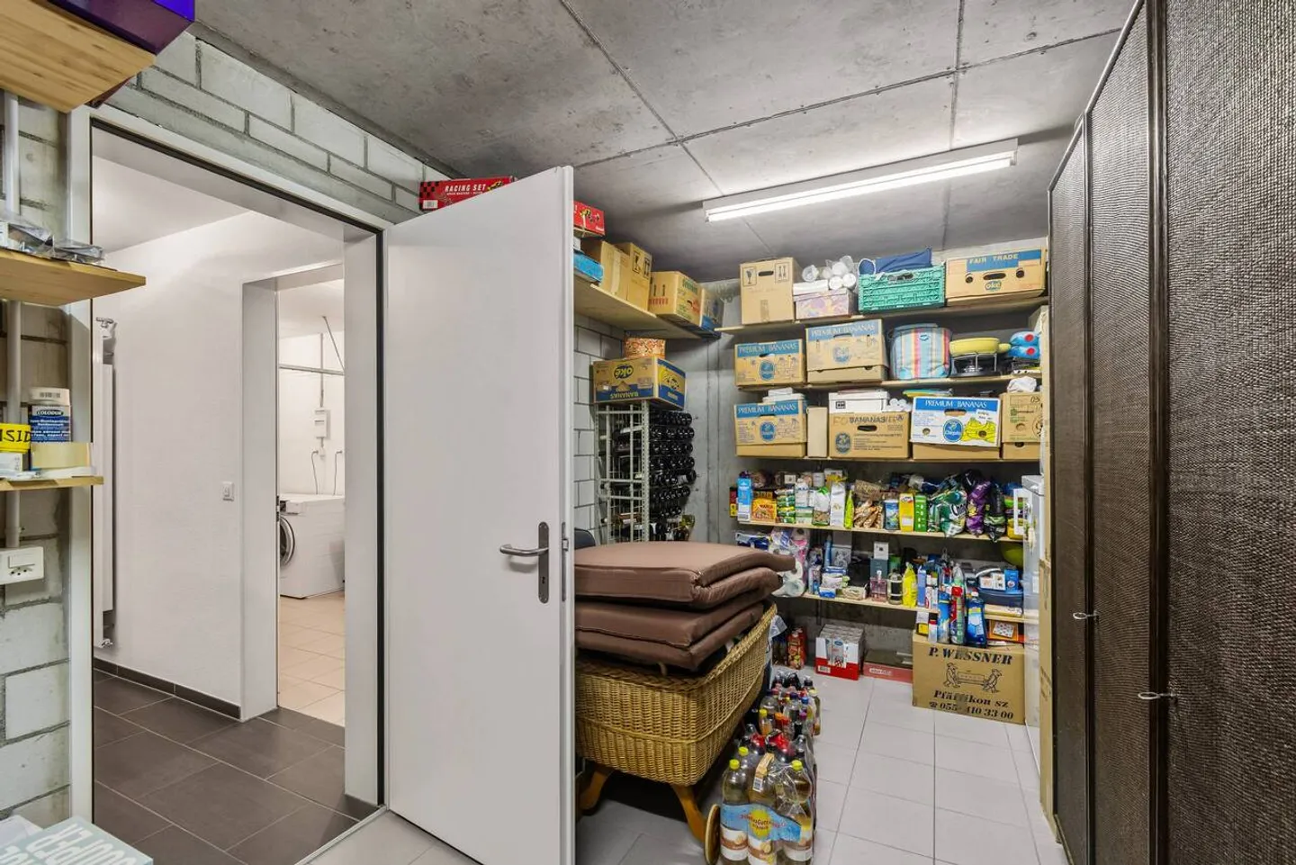 5.5-Room Corner House with Garden and 2 Underground Parking Spaces Included - Photo 11 of 25