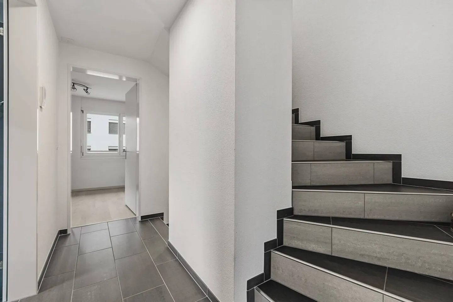 5.5-Room Corner House with Garden and 2 Underground Parking Spaces Included - Photo 12 of 25