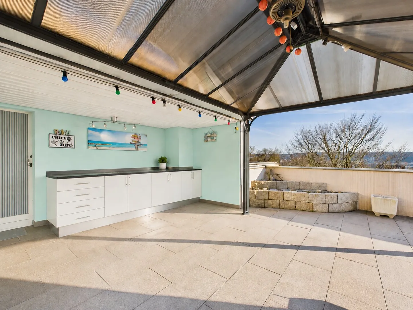Spacious Penthouse with Rooftop Garden - Photo 13 of 16