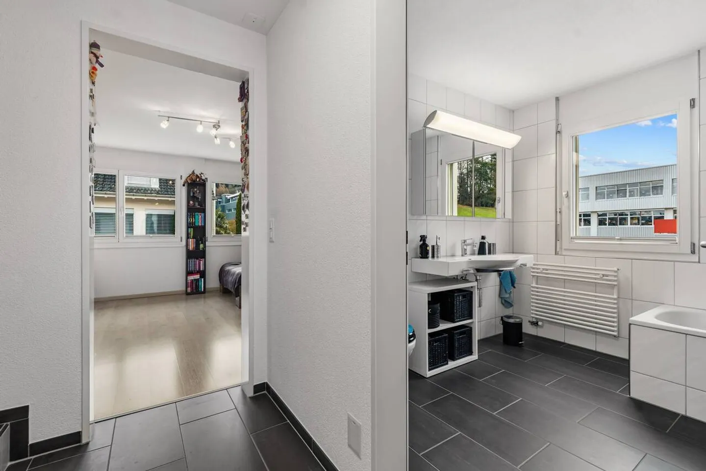 5.5-Room Corner House with Garden and 2 Underground Parking Spaces Included - Photo 15 of 25