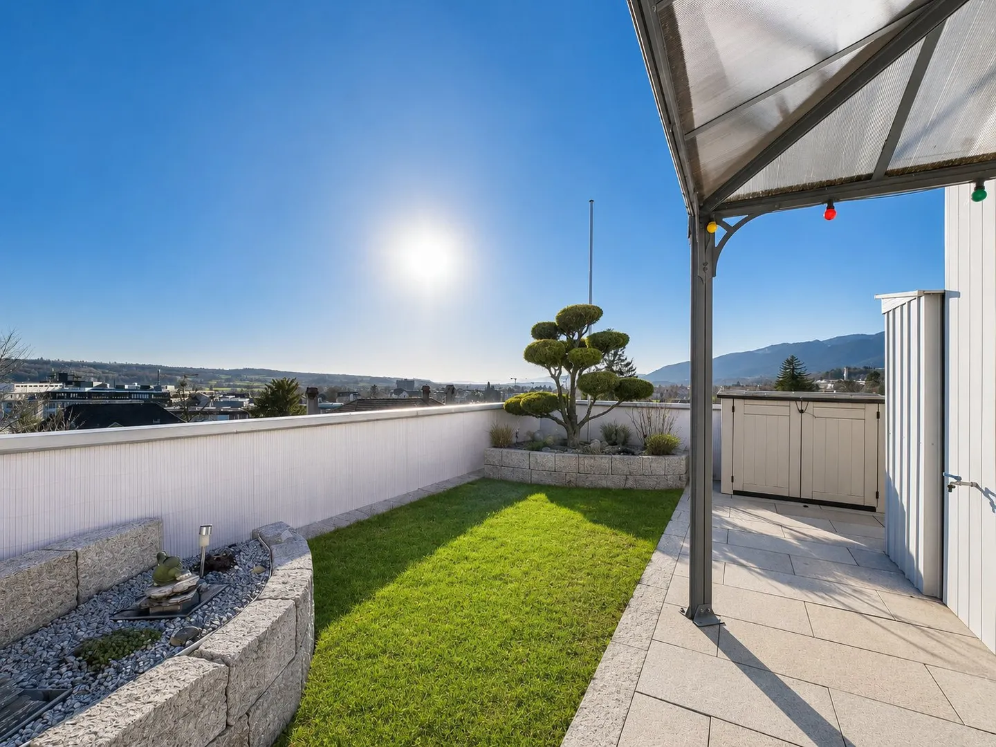 Spacious Penthouse with Rooftop Garden - Photo 15 of 16