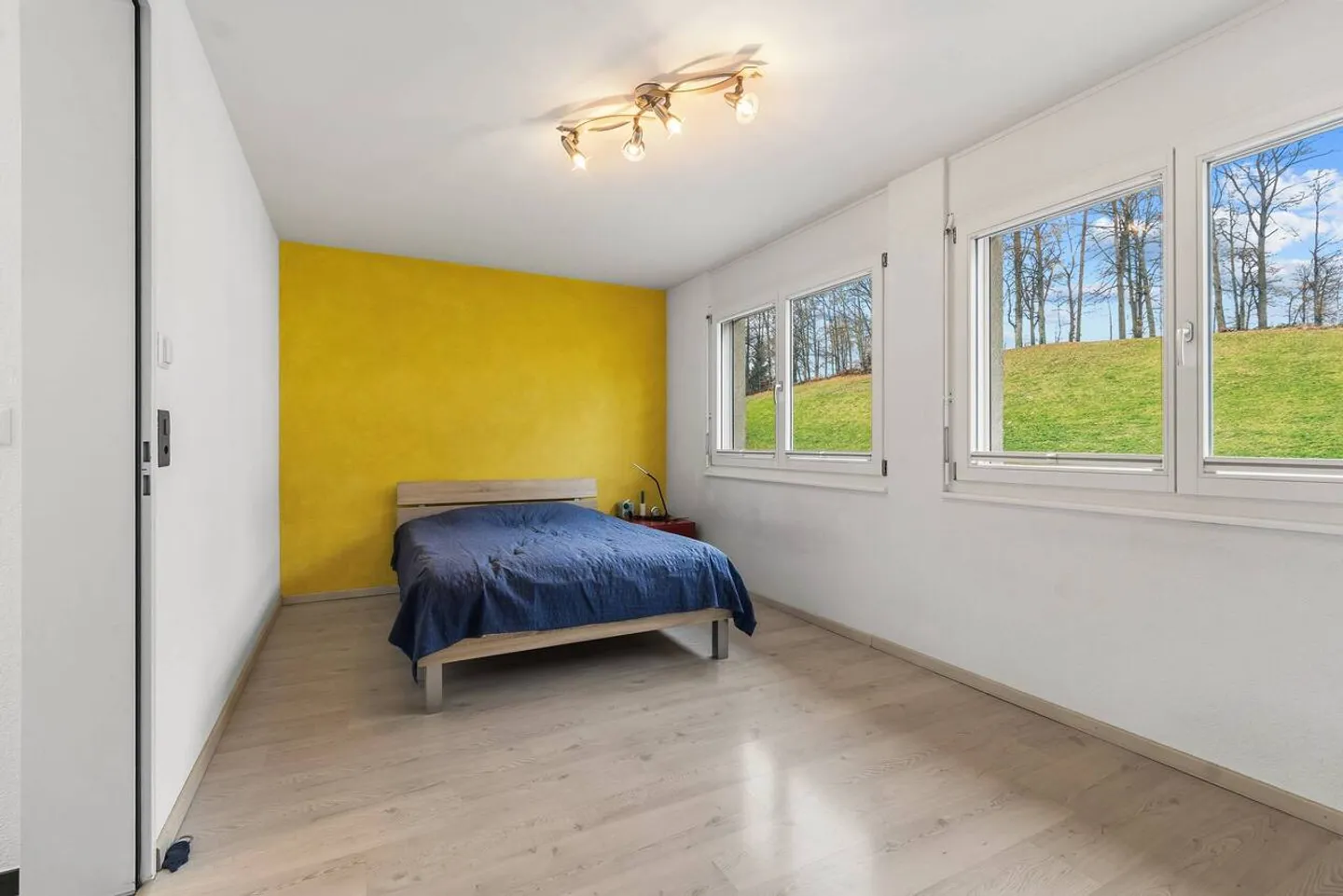 5.5-Room Corner House with Garden and 2 Underground Parking Spaces Included - Photo 13 of 25
