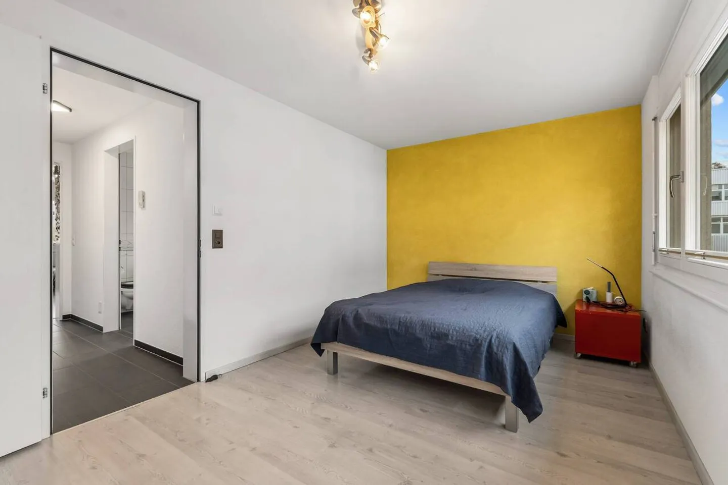 5.5-Room Corner House with Garden and 2 Underground Parking Spaces Included - Photo 14 of 25