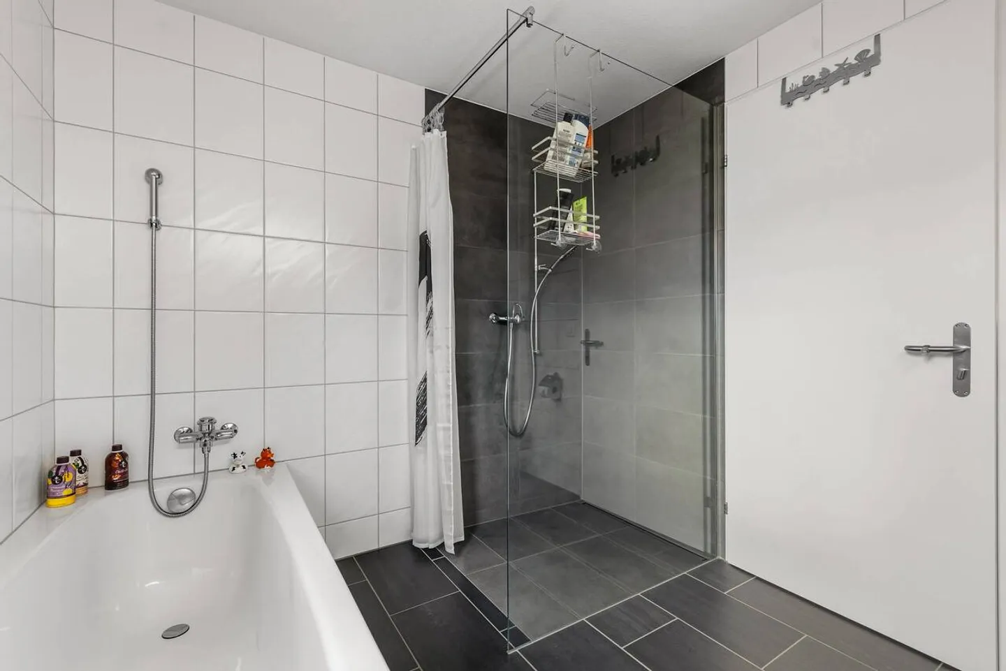 5.5-Room Corner House with Garden and 2 Underground Parking Spaces Included - Photo 17 of 25