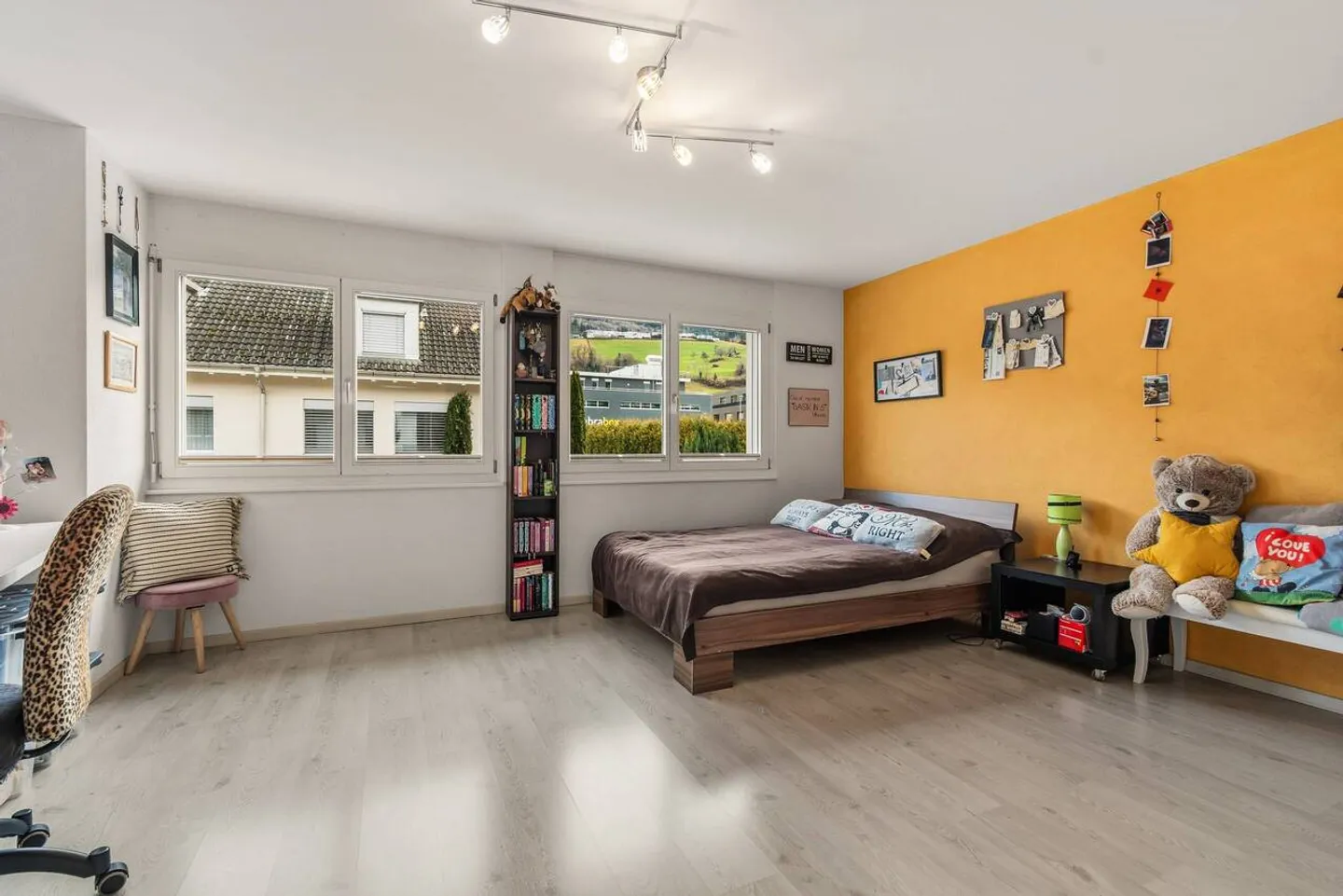 5.5-Room Corner House with Garden and 2 Underground Parking Spaces Included - Photo 18 of 25